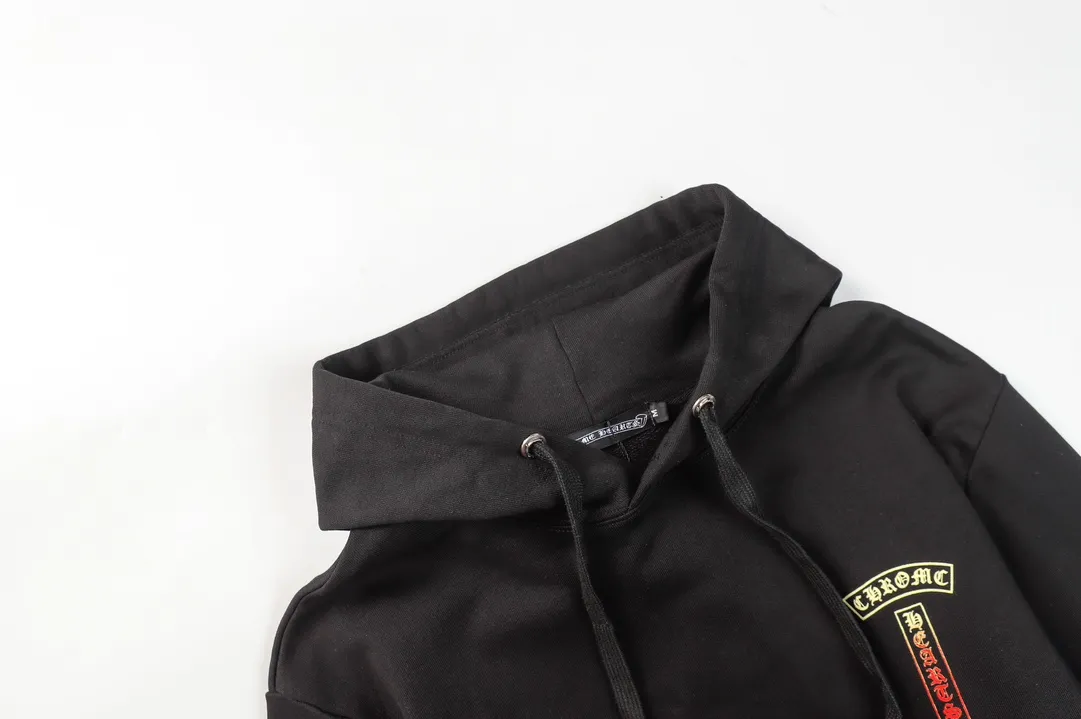 M30—P210 -Chrome Hearts/Chrome Hearts printed sweatshirt cardigan jacket -420 grams of high-density, high-quality wool, soft, delicate and skin-friendly, soft and silky to the touch, warm and skin-friendly -The hardware zipper accessories are all customized and full of details -Colour: black white -Size: S M L XL